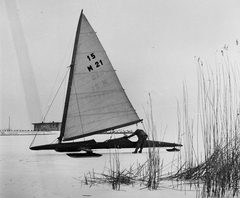 Magyarország, Balatonfüred, a befagyott Balaton a hajóállomásnál., 1956, Kotnyek Antal, Ráth Károly, jégvitorlás, Fortepan #96321