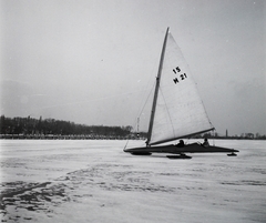 Magyarország, Balatonfüred, a befagyott Balaton a hajóállomásnál., 1956, Kotnyek Antal, Ráth Károly, jégvitorlás, Fortepan #96322