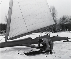 Magyarország, Balatonfüred, a befagyott Balaton a hajóállomásnál., 1956, Kotnyek Antal, Ráth Károly, jégvitorlás, Fortepan #96323