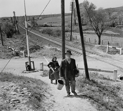 Magyarország, Öskü, domboldal a Kerek templommal szemben a Mecset utca felé nézve., 1959, Kotnyek Antal, kalap, vasút, szemüveg, sorompó, férfi, nő, vödör, gereblye, locsolókanna, kapa, Fortepan #96329