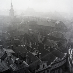 Csehország, Prága, kilátás a városháza tornyából, előtérben a Óváros tér (Staromestské namesti) házai, balra a Szent Gál-templom tornyai., 1959, Kotnyek Antal, Csehszlovákia, templom, barokk-stílus, katolikus, madártávlat, Paul Ignaz Bayer-terv, Fortepan #96339