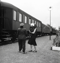 Magyarország,Balaton, Örvényes, vasúti megállóhely., 1955, Kotnyek Antal, Ráth Károly, vasúti szerelvény, vasútállomás, kalauz, vonat, képarány: négyzetes, Fortepan #96343