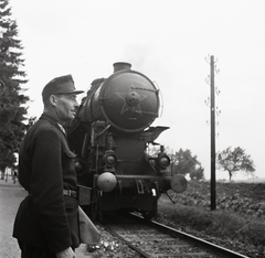 Magyarország,Balaton, Örvényes, vasúti megállóhely., 1955, Kotnyek Antal, Ráth Károly, gőzmozdony, villanyoszlop, vasutas, sínpálya, MÁV 424 sorozat, képarány: négyzetes, Fortepan #96345