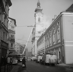 Magyarország, Budapest I., Fő utca a Batthyány térről nézve, jobbra a Szent Ferenc sebei templom és az egykori ferences kolostor., 1964, Kotnyek Antal, Ikarus-márka, Moszkvics-márka, Csepel-márka, Ikarus 620/630, tűzoltó, Moszkvics 407, tűzoltó létra, Budapest, Fortepan #96358