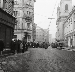 Magyarország, Budapest I., Fő utca a Batthyány tér felől nézve, jobbra a Szent Ferenc sebei templom és az egykori ferences kolostor., 1964, Kotnyek Antal, templom, utcakép, sokadalom, tűzoltóság, tűzoltó létra, tűzoltó fecskendő, Budapest, tűzoltóautó, Fortepan #96359