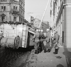 Magyarország, Budapest I., Fő utca a Batthyány tér felől nézve, jobbra a Szent Ferenc sebei templom és az egykori ferences kolostor., 1964, Kotnyek Antal, Budapest, Fortepan #96361