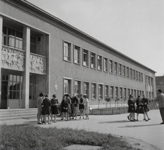 Magyarország, Dunaújváros, Petőfi liget, Vasvári Pál Általános Iskola (a domborművek alkotója Marton László, 1954.)., 1964, Kotnyek Antal, diák, iskolai egyenruha, Fortepan #96363