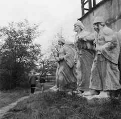 Magyarország, Budapest VIII., Százados úti Művésztelep, Kiss István szobrászművész kertje. A szobrok a Budapest I. Dózsa György téren felállított Dózsa György emlékmű mellékalakjai., 1961, Kotnyek Antal, Budapest, Fortepan #96377