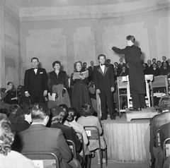 Magyarország, a színpadon balról Virágos Mihály, Koltay Valéria, ?, Oszvald Gyula opraénekesek., 1960, Kotnyek Antal, zenekar, közönség, enteriőr, koncert, dobogó, kórus, szmoking, frakk, csokornyakkendő, karmester, énekes, Fortepan #96383