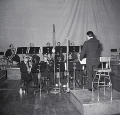 1965, Kotnyek Antal, zenekar, mikrofon, fúvószenekar, dobogó, stúdió, kottatartó, karmester, Fortepan #96395