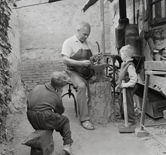 Magyarország, Eger, Szerencsi Kálmán lakatosmester, kovácsművész., 1960, Kotnyek Antal, férfi, fiúk, kovácsműhely, üllő, kovácsoltvas, szerszám, Fortepan #96422