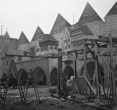 Csehország, Prága, Barrandov filmstúdió, filmforgatás díszlete, a prágai Týn-templom (tornyok nélkül) és környéke., 1955, Kotnyek Antal, Hires Tibor, filmforgatás, létra, díszletháttér, filmtrükk, Csehszlovákia, képarány: négyzetes, Fortepan #96436