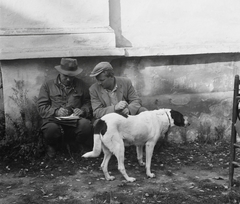 Magyarország, Szabadszentkirály, Petőfi Sándor utca. A felvétel a kutyák veszettség elleni beoltásakor készült., 1954, Kotnyek Antal, kutya, állatorvos, oltás, gazda, Fortepan #96476