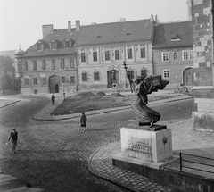 Magyarország, budai Vár, Budapest I., Bécsi kapu tér, Budavár visszavételének emléke (Ohmann Béla, 1936.), háttérben a Kazinczy-emlékkút., 1960, Kotnyek Antal, szobor, járókelő, utcakép, buszmegálló, barokk-stílus, szemetes, angyal-ábrázolás, Budapest, Fortepan #96497