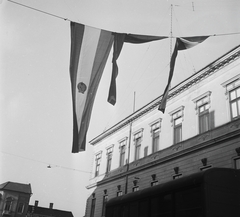 Magyarország, Debrecen, Rózsa utca a Piac utca (Vörös Hadsereg útja) felé nézve, jobbra a MÁV Igazgatóság., 1955, Kotnyek Antal, Hires Tibor, zászló, címer, Rákosi-címer, képarány: négyzetes, Fortepan #96522