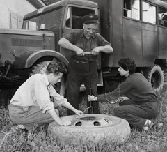 1955, Kotnyek Antal, magyar gyártmány, Csepel-márka, pumpa, Csepel fakarusz, kerékcsere, szerelés, képarány: négyzetes, defekt, Fortepan #96529