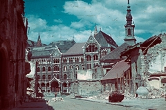 Magyarország, budai Vár, Budapest I., Fortuna utca a Bécsi kapu tér felé nézve, szemben a Magyar Országos Levéltár épülete., 1946, Schermann Ákos, Trompler Elek, színes, háborús kár, utcakép, neoromán építészet, Budapest, Pecz Samu-terv, templomtorony, Fortepan #96588