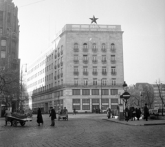 Magyarország, Budapest V., Deák Ferenc tér, a Budapesti Rendőr-főkapitányság épülete., 1951, UVATERV, járókelő, utcakép, életkép, tricikli, lámpaoszlop, vörös csillag, kockakő, kézikocsi, taxiállomás, rendőrség, Budapest, Fortepan #96618