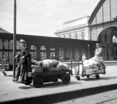 Magyarország, Budapest VIII., Keleti pályaudvar, külső vágányok., 1951, UVATERV, pályaudvar, posta, zsák, vasutas, targonca, hordár, teherhordás, eklektikus építészet, Budapest, Rochlitz Gyula-terv, Fortepan #96621