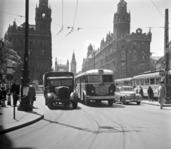 Magyarország, Budapest V., Ferenciek tere (Felszabadulás tér) a Szabad sajtó út felé nézve. Háttérben az Erzsébet híd., 1957, UVATERV, autóbusz, háborús kár, teherautó, életkép, jelzőlámpa, taxi, villamos, hídroncs, villamosmegálló, GAZ M20 Pobjeda, rendszám, eklektikus építészet, Budapest, Duna-híd, Kherndl Antal-terv, Czekelius Aurél-terv, viszonylatszám, Fortepan #96637