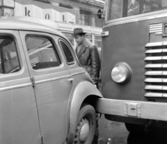 Magyarország, Budapest V., Vörösmarty tér, karambol a Haas palota előtt., 1958, UVATERV, baleset, karambol, Skoda 1101/1102 Tudor, Ikarus 30, Budapest, Fortepan #96639