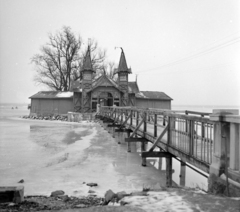 Magyarország,Balaton, Keszthely, Szigetfürdő / Sziget-strand., 1958, UVATERV, strand, torony, fachwerk, fahíd, Fortepan #96640