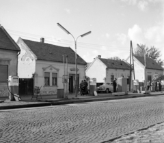 Magyarország, Pápa, Veszprémi út 41, üzemanyagtöltő állomás., 1965, UVATERV, benzinkút, Fortepan #96664