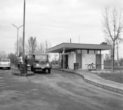 Magyarország, Cegléd, Pesti út, benzinkút., 1965, UVATERV, kerékpár, teherautó, benzinkút, automobil, Moszkvics 407, Robur Garant, Fortepan #96668