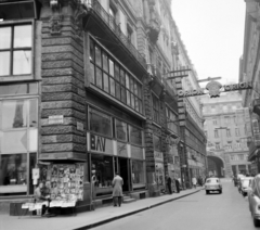 Magyarország, Budapest V., Kígyó utca a Ferenciek tere (Felszabadulás tér) felől nézve., 1970, UVATERV, újságárus, Orion-márka, Budapest, Fortepan #96695