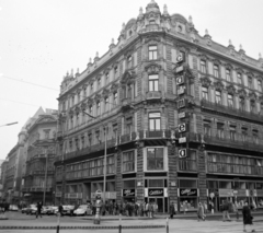 Magyarország, Budapest V., Váci utca – Szabad sajtó út sarok., 1970, UVATERV, cégtábla, járókelő, utcakép, életkép, csillár, csibilámpa, Budapest, Fortepan #96696