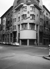 Magyarország, Budapest VII., Dohány utca - Síp utca kereszteződés., 1966, UVATERV, cégtábla, utcakép, csibilámpa, utcanévtábla, Budapest, gyalogátkelő, automobil, Fortepan #96728