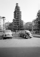 Magyarország, Budapest V., Szervita (Martinelli) tér, szemben a Belvárosi Szent Anna-templom (szervita templom) és a Mária oszlop., 1965, UVATERV, templom, utcakép, Skoda Octavia, állvány, rendszám, neon lámpa, épületfelújítás, Volkswagen Bogár, Budapest, szerviták, Fortepan #96731