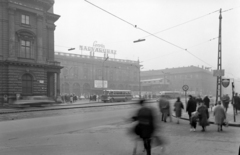 Magyarország, Budapest VIII.,Budapest VII., Blaha Lujza tér az Akácfa utca felől nézve, balra a Nemzeti Színház, szemben a Corvin áruház., 1964, UVATERV, utcakép, Fellner és Helmer-terv, Corvin Áruház, eklektikus építészet, Budapest, bevásárlóközpont, Reiss Zoltán-terv, Fortepan #96741