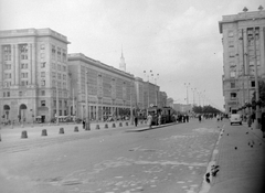 Lengyelország, Varsó, előtérben az Alkotmány tér (Plac Konstytucji), folytatásában az ulica Marszałkowska, háttérben a Kultúra és Tudomány Palotájának tornya., 1956, Gyöngyi, villamos, lámpaoszlop, villamosmegálló, galamb, viszonylatszám, Fortepan #9677