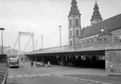 Magyarország, Budapest V., Március 15. tér, szemben az Erzsébet híd lehajtója, jobbra a Belvárosi templom., 1965, UVATERV, autóbusz, Ikarus-márka, Ikarus 620/630, Budapest, Fortepan #96783