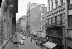 Magyarország, Budapest V., Váci utca a Párizsi utca felől a Régi posta utca felé nézve., 1964, UVATERV, cégtábla, járókelő, utcakép, életkép, könyvesbolt, tűzfal, automobil, Opel Olympia Rekord, Budapest, Fortepan #96785