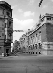 Magyarország, Budapest VIII., Német (Bacsó Béla) utca a Horváth Mihály térről nézve, jobbra a József Telefonközpont épülete., 1965, UVATERV, cégtábla, utcakép, hentesüzlet, utcanévtábla, Budapest, Fortepan #96789