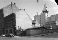 Magyarország, Budapest VIII., József utca - Német (Bacsó Béla) utca sarok., 1965, UVATERV, cégtábla, utcakép, létra, tűzfal, rendszám, utcanévtábla, GAZ 13 Csajka, Budapest, élelmiszerbolt, Közért Vállalat, Fortepan #96791