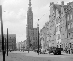 Lengyelország, Gdańsk, Hosszú Piac (Dlugi Targ), szemben a Városháza., 1956, Gyöngyi, teherautó, utcakép, torony, középület, gótika, reneszánsz, toronyóra, Fortepan #9682