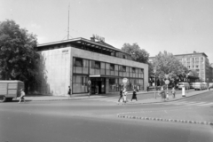 Magyarország, Budapest V., Erzsébet (Engels) tér, MÁVAUT autóbusz-pályaudvar., 1966, UVATERV, utcakép, életkép, MÁVAUT-szervezet, Ikarus 55, taxiállomás, buszpályaudvar, Budapest, Nyiri István-terv, gyalogátkelő, Fortepan #96826