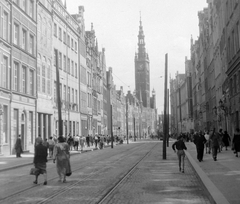 Lengyelország, Gdańsk, ulica Dluga, szemben a Városháza., 1956, Gyöngyi, utcakép, torony, középület, gótika, reneszánsz, sínpálya, toronyóra, Fortepan #9683