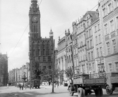 Lengyelország, Gdańsk, Hosszú Piac (Dlugi Targ), szemben a Városháza., 1956, Gyöngyi, szökőkút, szobor, teherautó, utcakép, torony, középület, gótika, reneszánsz, állvány, toronyóra, rokokó stílus, Neptun-ábrázolás, Abraham van den Blocke-terv, Manierizmus, Fortepan #9684