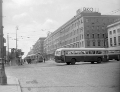 Lengyelország, Varsó, Aleje Jerozolimskie és az ulica Nowy Swiat kereszteződése. , 1956, Gyöngyi, autóbusz, neonreklám, villamos, lámpaoszlop, rendőrkalitka, PKO, Fortepan #9689