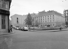 Magyarország, Budapest V., Szervita (Martinelli) tér a Bécsi utca - Fehér Hajó utca saroktól nézve. Jobbra a Városháza., 1965, UVATERV, játszótér, Trabant-márka, motorkerékpár, utcakép, Moszkvics-márka, tűzfal, állvány, rendszám, Skoda Felicia, neon lámpa, Budapest, FSO Warszawa, Fortepan #96988