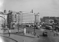 Magyarország, Budapest IX., Boráros tér, a Petőfi híd pesti hídfőjétől a Soroksári út felé nézve., 1963, UVATERV, reklám, autóbusz, cégtábla, járókelő, teherautó, utcakép, életkép, villamos, hirdetőoszlop, buszmegálló, vasúti szerelvény, csibilámpa, villamosmegálló, szabóság, Budapest, gyalogátkelő, Fortepan #96989