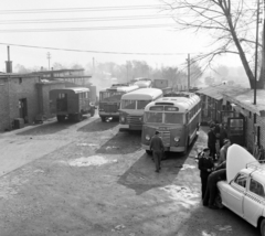 Magyarország, Gyöngyös, járműtelep a vasútállomás mellett, a háttérben a Kossuth Lajos utca., 1964, UVATERV, autóbusz, teherautó, életkép, taxi, autójavítás, Ikarus 30, ÁMG 407, Csepel fakarusz, tetőcsomagtartó, FSO Warszawa, Fortepan #97031