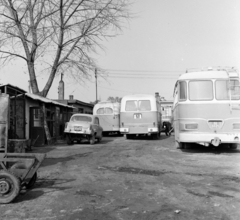 Magyarország, Gyöngyös, járműtelep a vasútállomás mellett., 1964, UVATERV, autóbusz, taxi, Moszkvics-márka, Moszkvics 407, rendszám, ÁMG 407, tetőcsomagtartó, Ikarus 620/630, Fortepan #97033