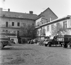 Magyarország, Gyöngyös, Fő tér 10., a Grassalkovich-palota udvara, TEFU telep., 1964, UVATERV, udvar, teherautó, életkép, sorompó, antenna, autójavítás, rendszám, tégla, Csepel D450, Robur Garant, TEFU-szervezet, Fortepan #97036