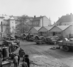 Magyarország, Gyöngyös, Fő tér 10., a Grassalkovich-palota udvara, TEFU telep. Szemben, a Bugát Pál téren álló ház takarásában, a ferences templom., 1964, UVATERV, teherautó, életkép, autójavítás, rendszám, Csepel D450, Csepel B-350/D-350, Robur Garant, TEFU-szervezet, Fortepan #97038