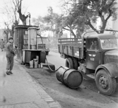 Magyarország, Eger, Klapka György utca, háttérben a Gárdonyi Géza Színház., 1964, UVATERV, teherautó, Csepel Autógyár, benzinkút, tankolás, TEFU-szervezet, Skoda 706 RT/MT, hordó, Fortepan #97041